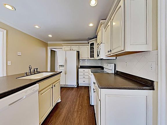 5th image of 111 Cobblestone Ct #1