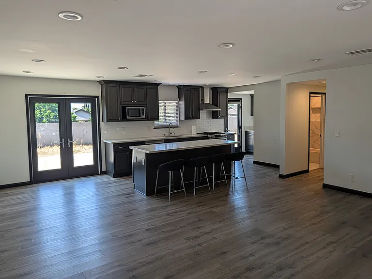 824 Sheridan St — Photo 2