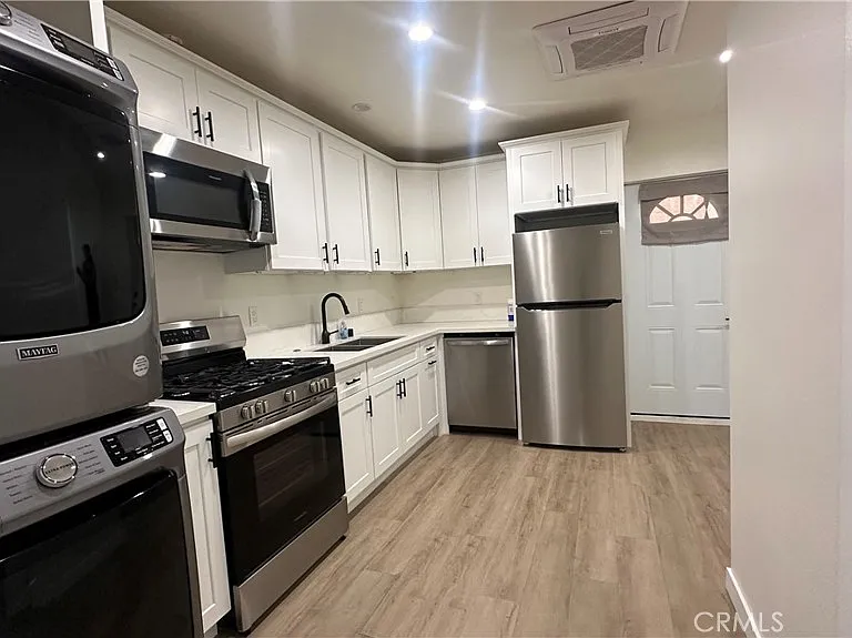 7905 White Oak Ave — Photo 1