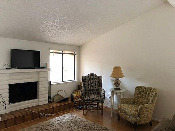 Spacious lliving room, fireplace