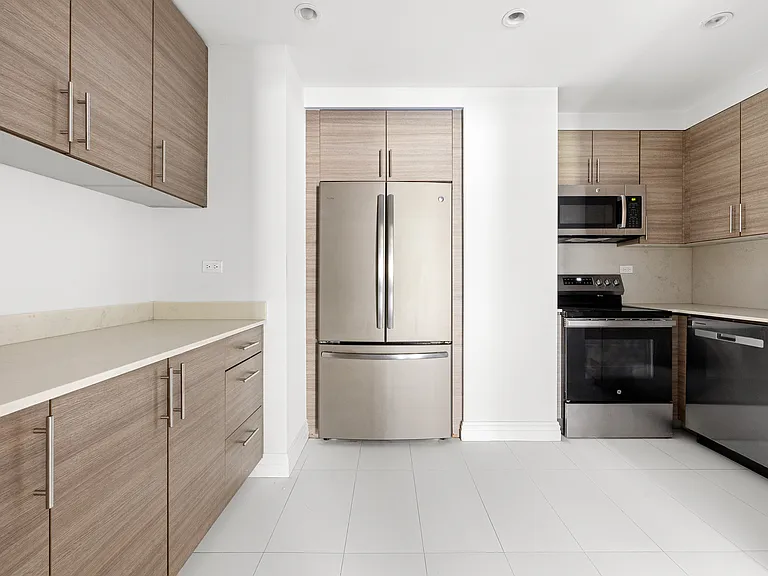 210 W 70th St #509 — Photo 4