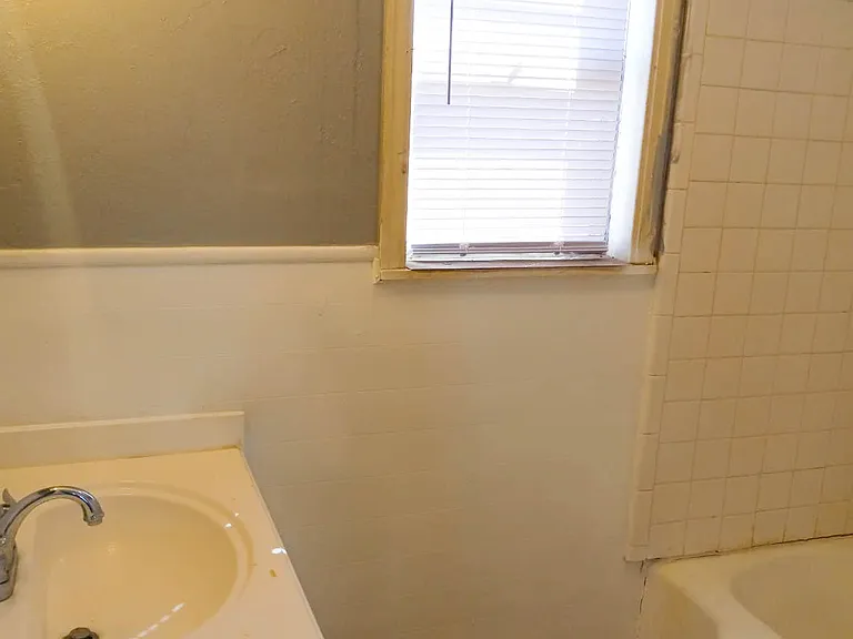 903 Avenue G — Photo 4