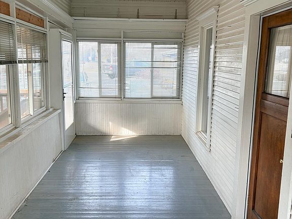 3rd image of 627 SW 3rd St