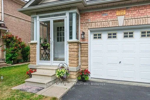 122 Benjamin Hood Cres — Photo 2