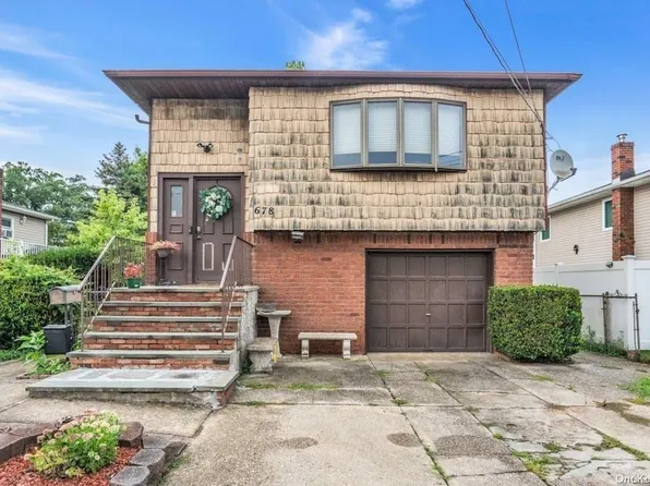 678 N Alleghany Avenue, Lindenhurst, NY 11757