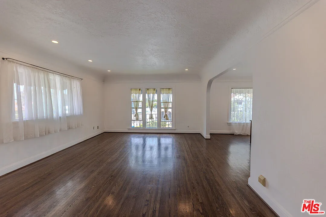 2 bed, 1.0 bath, 1373 sqft, $4,000 — Photo 2