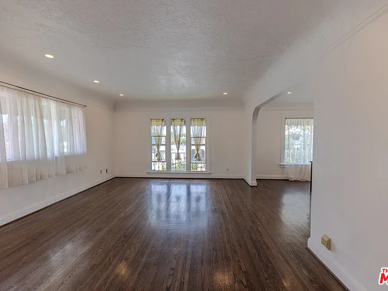 1067 S Sycamore Ave — Photo 2