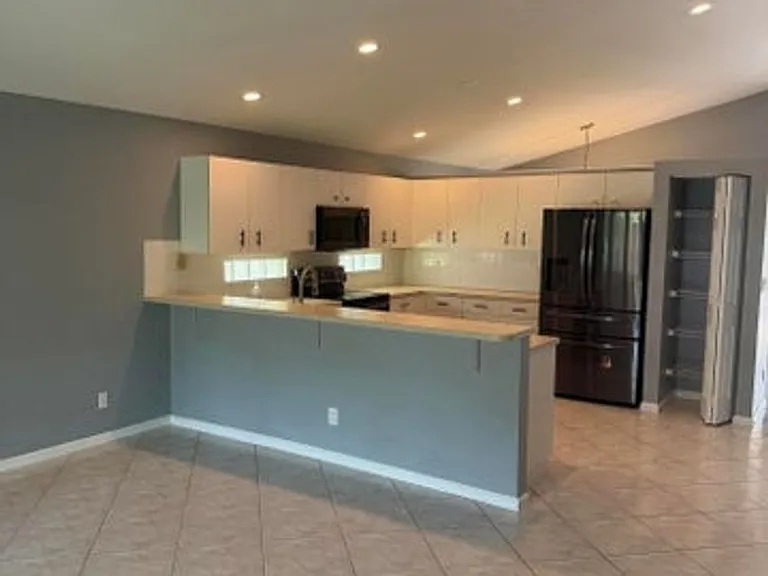 8202 White Rock Cir — Photo 3