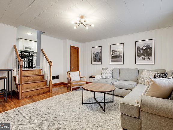 4th image of 132 Penn St