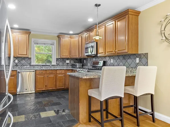 3 Autumn St, West Roxbury, MA 02132