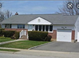 34 Ruby Ln, Plainview, NY 11803