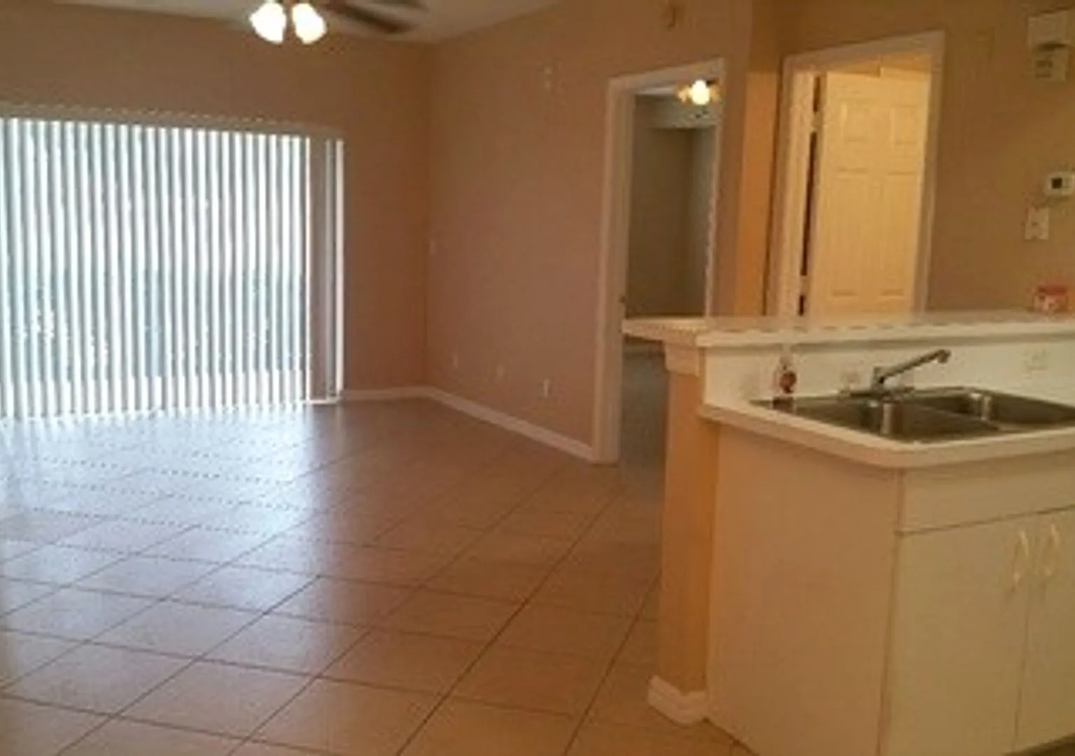 Unfurnished 1 X 1 first floor in desirable area of Bonita Springs — Photo 1