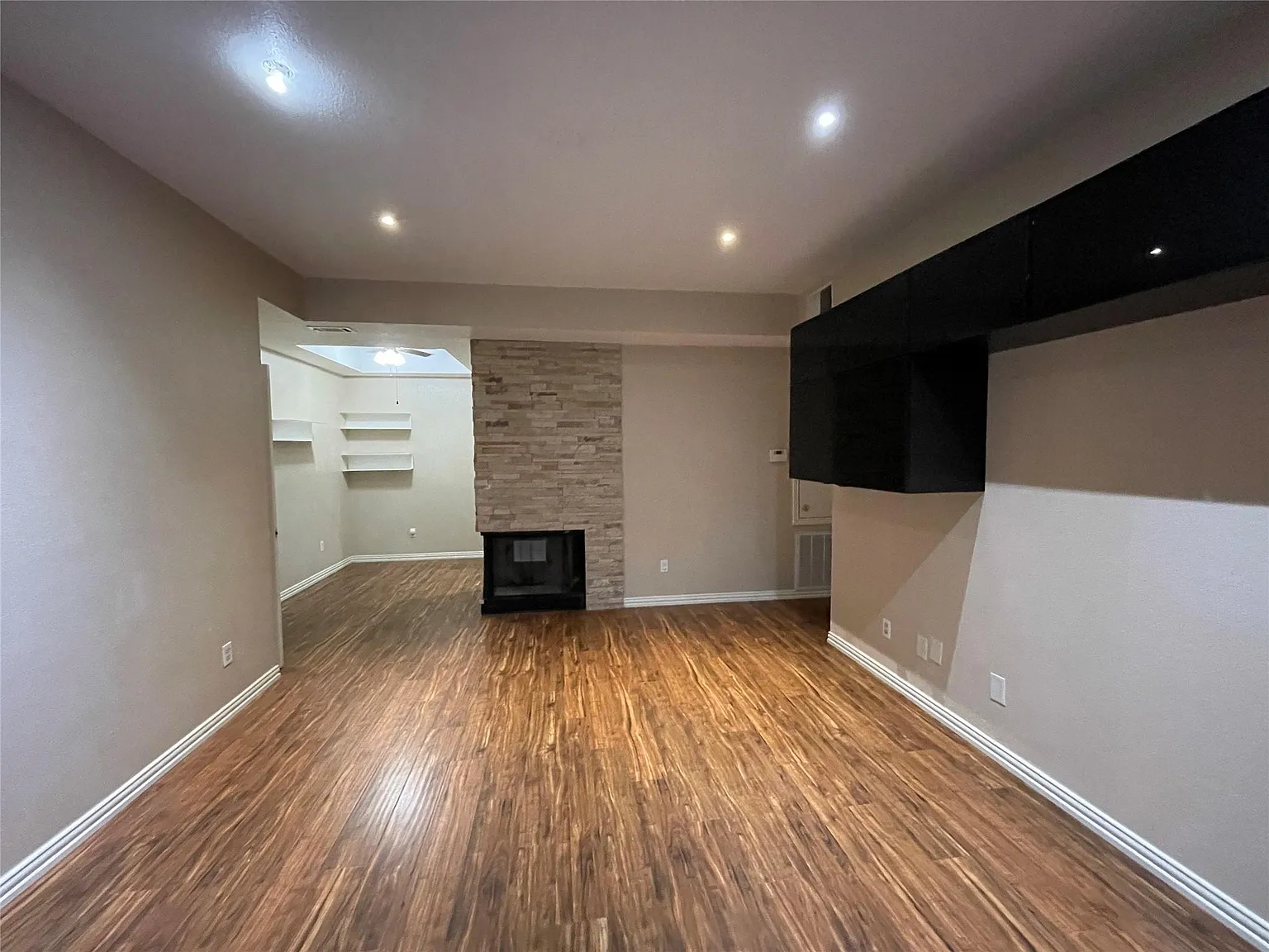 2 bed, 2.0 bath, 888 sqft, $1,300 — Photo 4