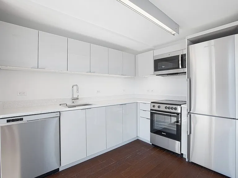 400 W 113th St #1510 — Photo 3