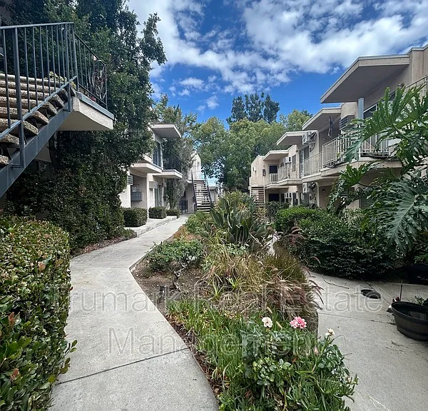321 E Tujunga Ave #J — Photo 12