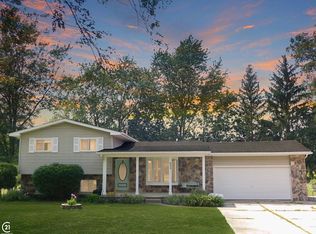 899 Mary Dr, Lapeer, MI