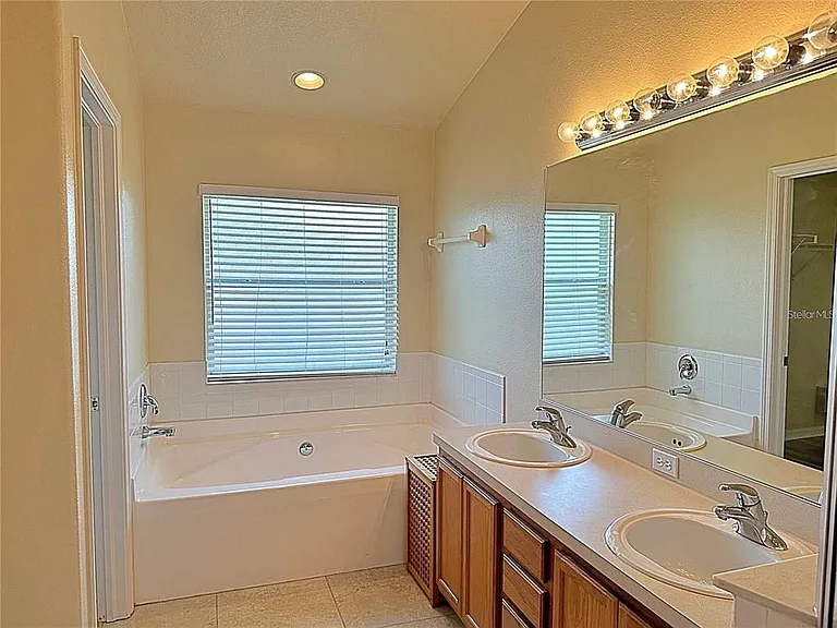 13129 Thoroughbred Loop — Photo 24