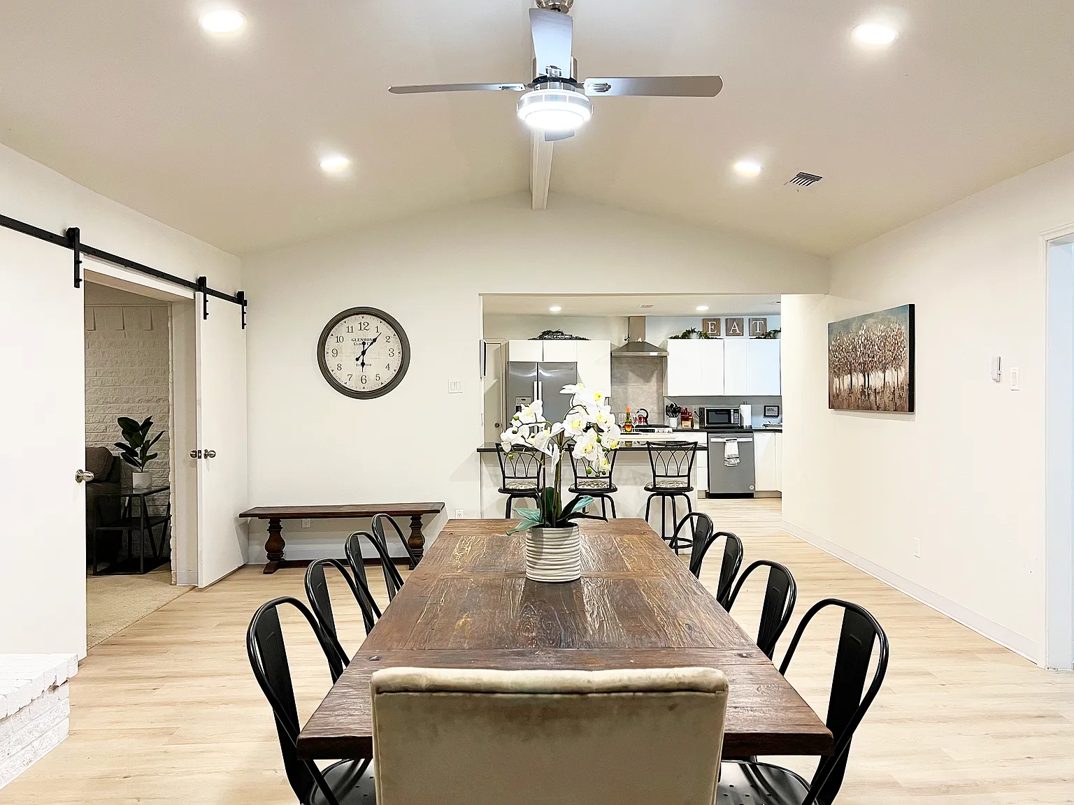 5 bed, 3100 sqft, $8,495 — Photo 3