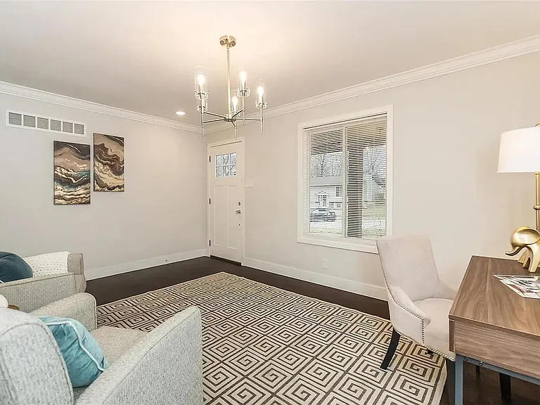 801 Clover Ln — Photo 2