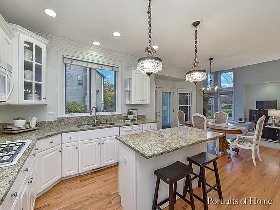 3rd image of 915 E Parkview Dr