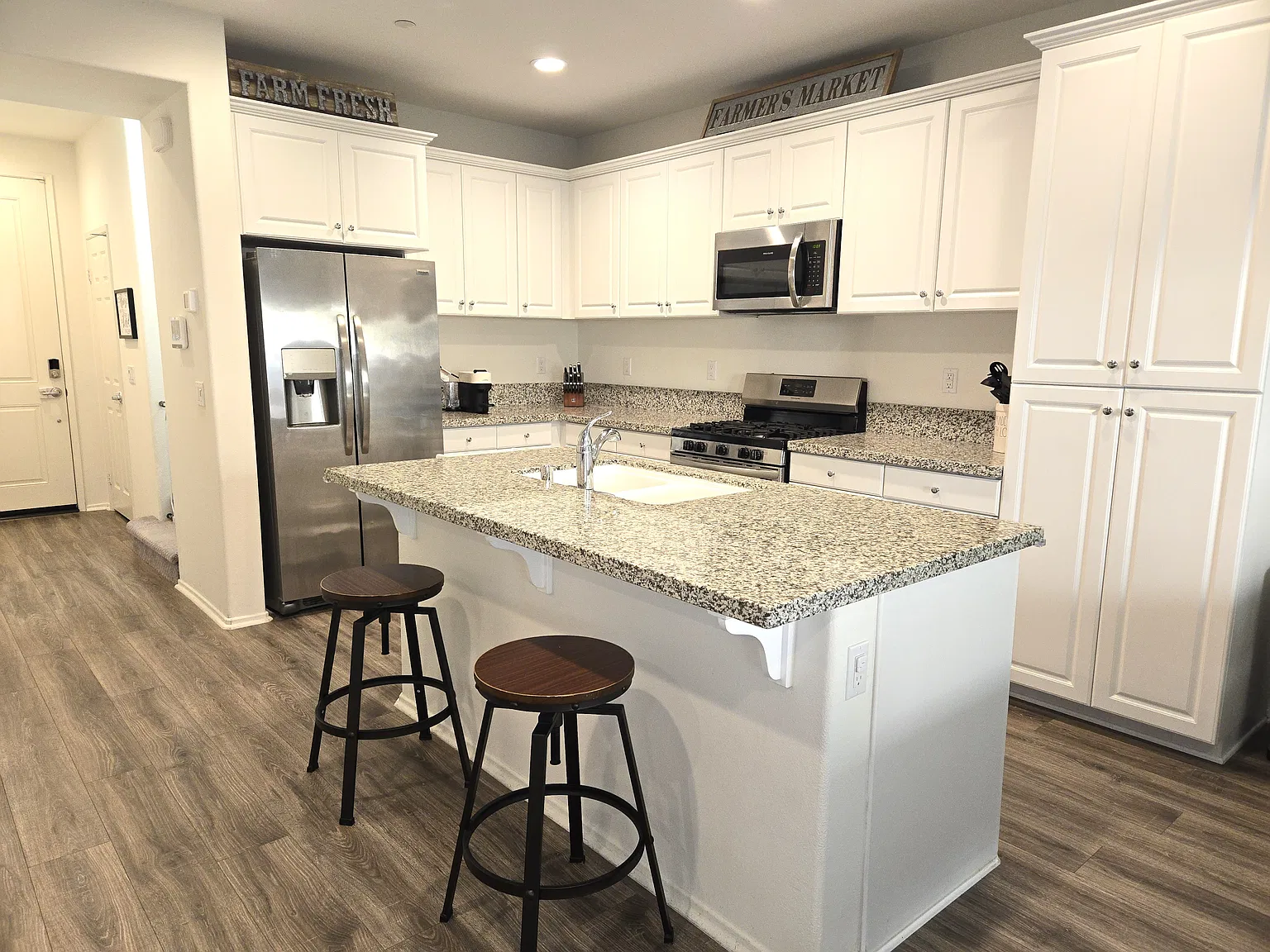 4 bed, 1911 sqft, $3,800 — Photo 1