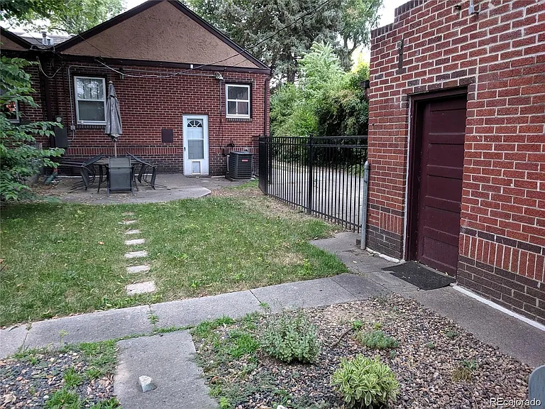 1425 Dexter St — Photo 24