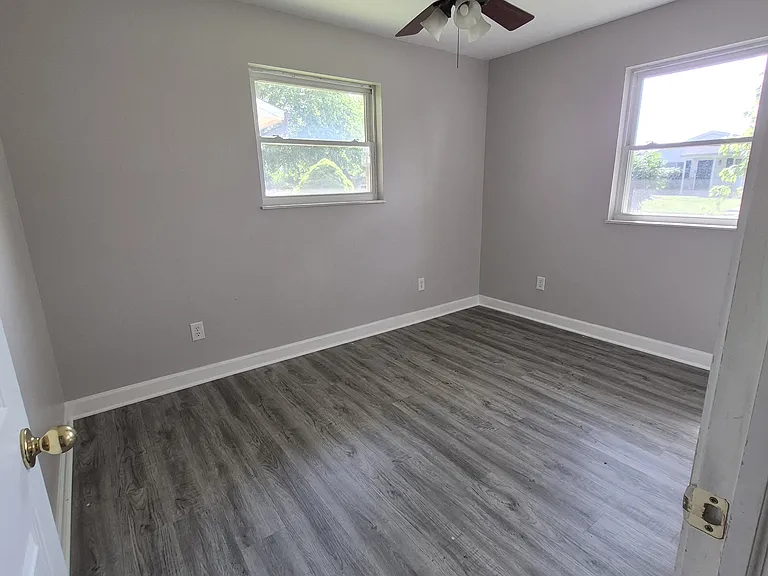 1704 Hawthorne Dr — Photo 3