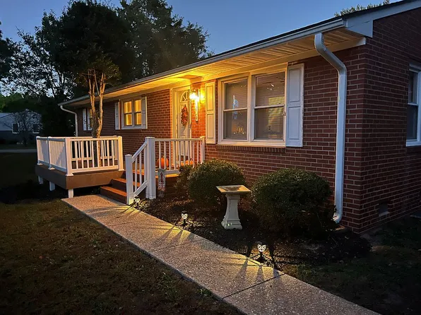 1204 Crest Dr, Aberdeen, NC 28315