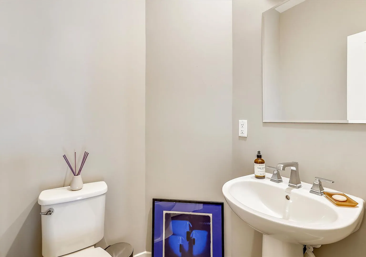 Great Location!! Stunning 3bd/3.5ba Luxury 4-Level Townhouse! — Photo 2
