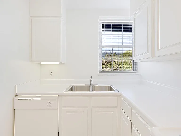 Wood Creek Apartments — Photo 19