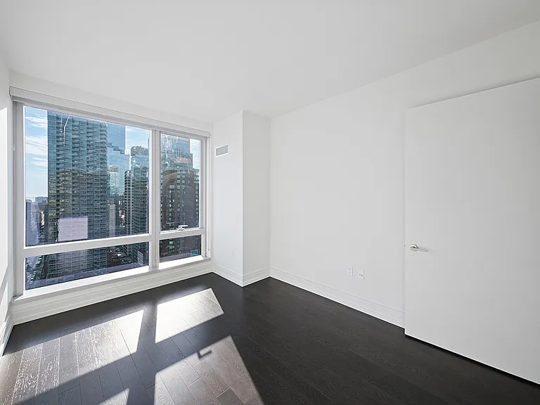 555 10th Ave #22D — Photo 5