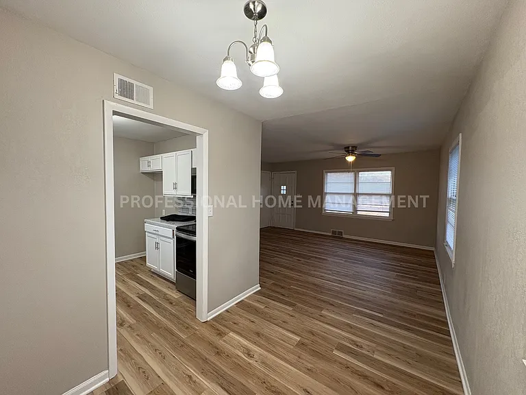 800 W 47th St S — Photo 3