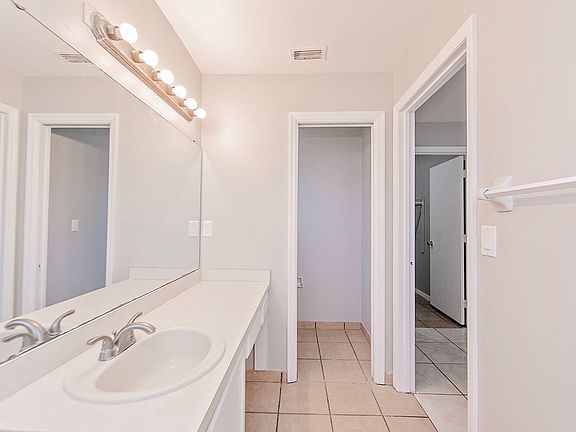 5th image of 921 Gloucester Ct