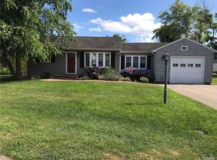 28 Willow St, Aquebogue, NY 11901