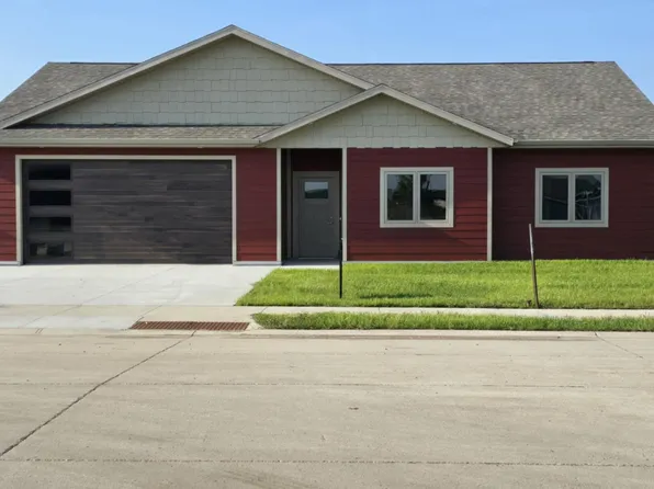 1405 38th St, Spirit Lake, IA 51360