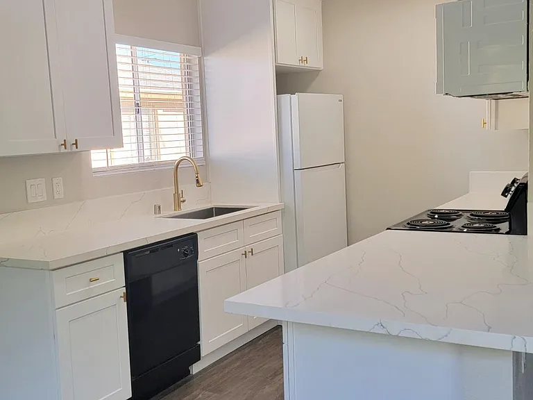 715 B St #14 — Photo 5