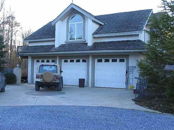 3 car garage with 2nd fl