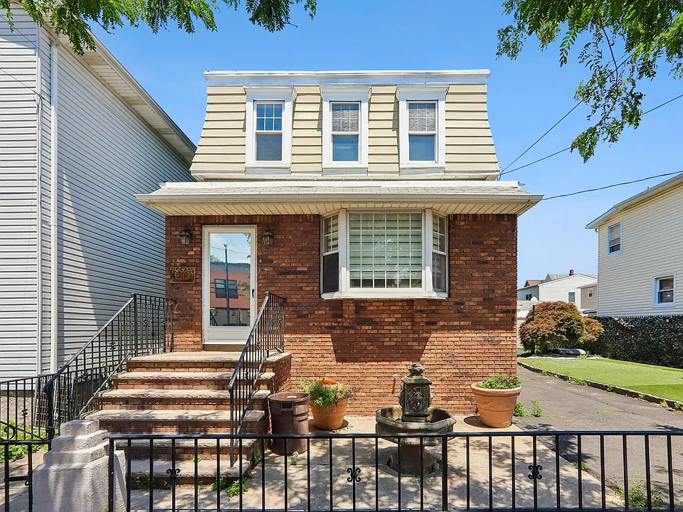 310 Centre Ave