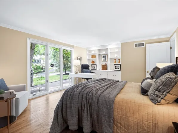 16 Great Oak Ln, Pittsford, NY 14534