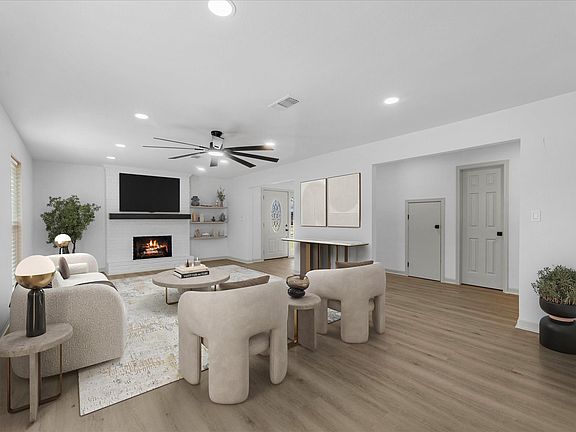 4th image of 740 River Plantation Dr