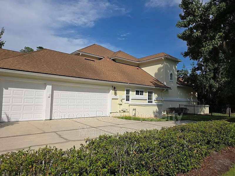 5 bed, 5.0 bath, 4538 sqft, $4,400 — Photo 3