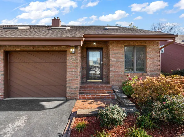 207 Bluegrass Dr, Schererville, IN 46375