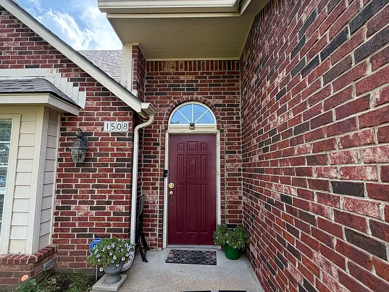1508 N Yellowood Ave — Photo 3