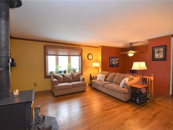3rd image of 133 Parklane Dr