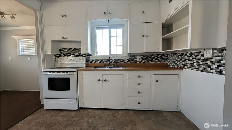 3rd image of 112 E Lind Street