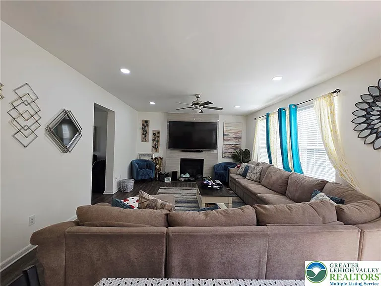 1052 Kingston Ln — Photo 28