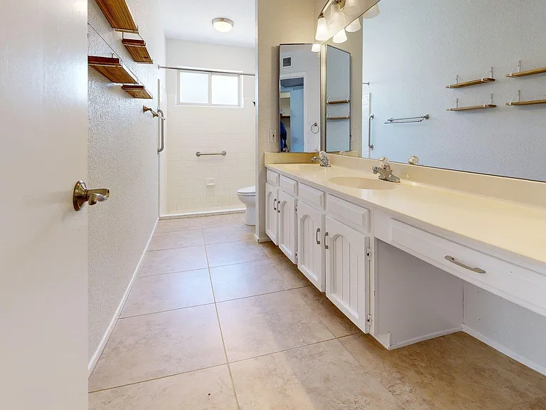 2534 S Grandview Ave — Photo 24