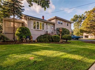 1 Forest Knoll Dr, Suffern, NY 10901