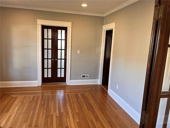 5th image of 1009 Smithfield Ave