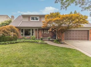 789 Briarcliff Dr, Grosse Pointe Woods, MI 48236